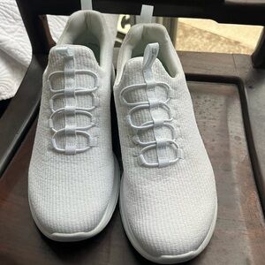 White Womens  Sneakers sketchers. size 6